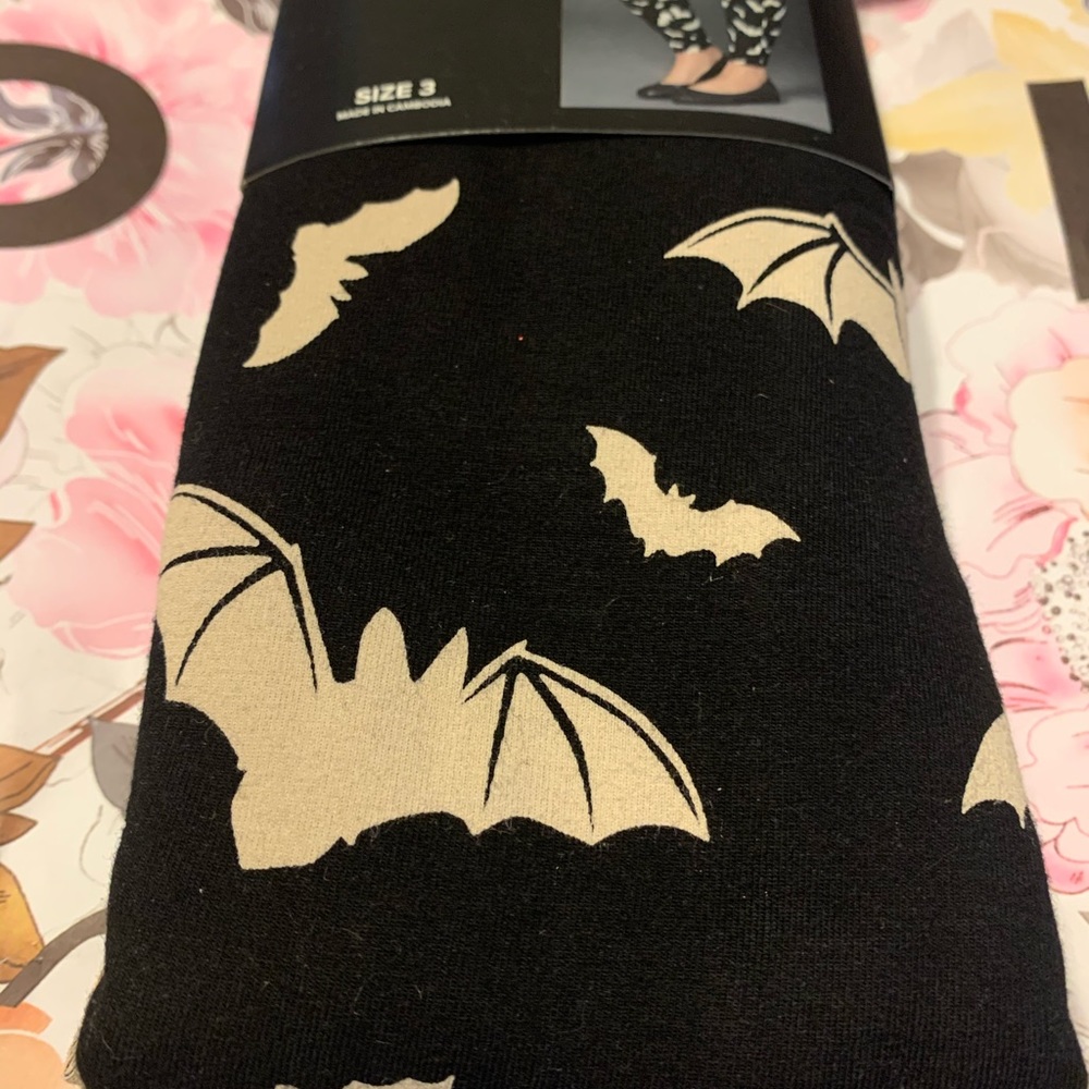 NWT torrid size 3 flying bats leggings - Picture 6 of 7